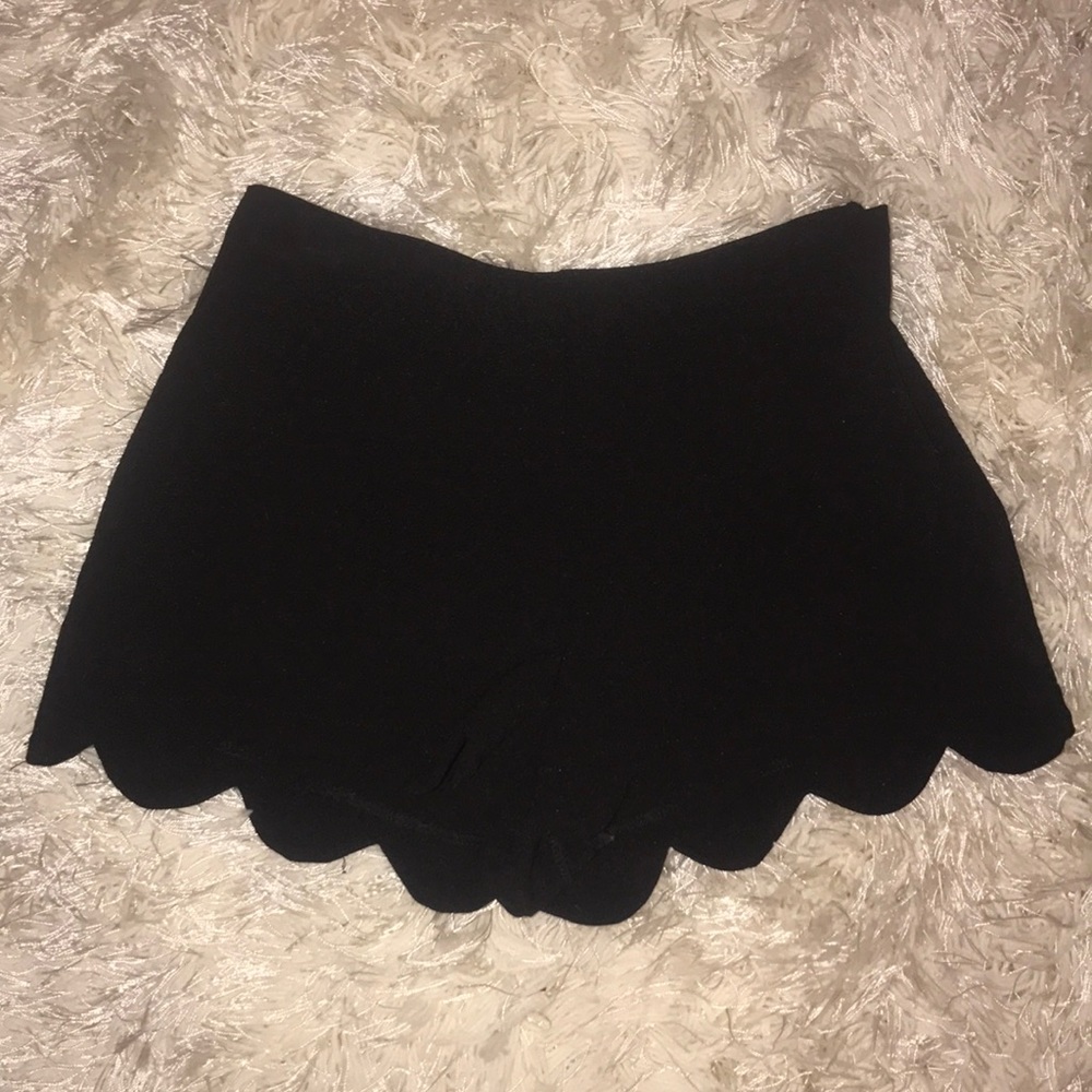 Scallop shorts